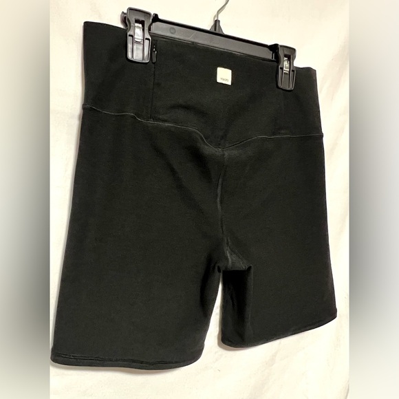 LIKE NEW Vuori Clean Elevation Shorty 6" High Rise Activewear Shorts Yoga Gym - Picture 10 of 15